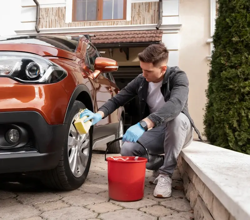 Lavage auto à domicile Saint-Genest-de-Contest : professionnel intervenant sur un véhicule